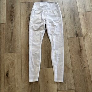 The Alo Yoga Women's High-Waist Vapor Leggings in White Camo